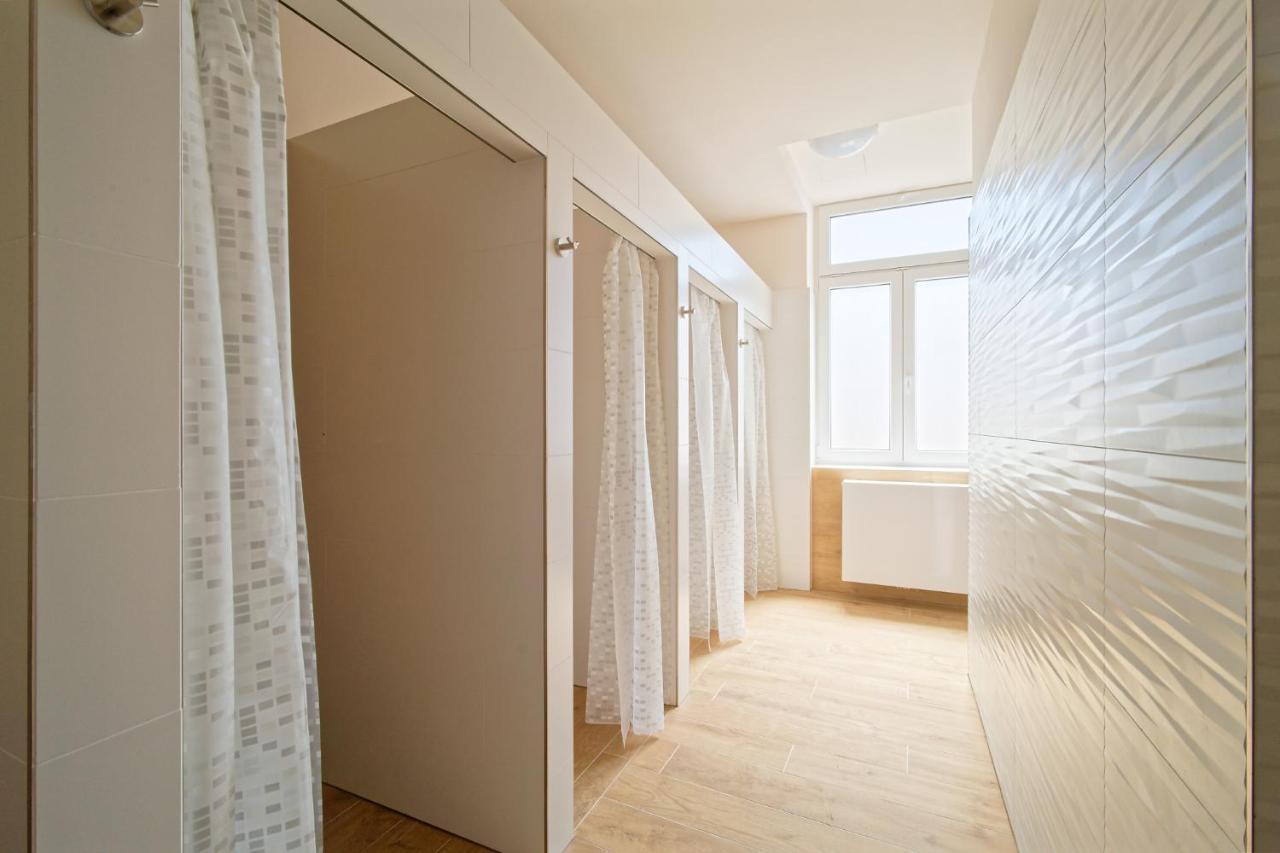 Cama en habitación compartida femenina de 3 camas